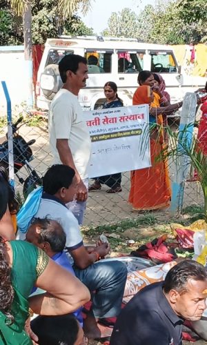 कुम्भ यात्रियों को भोजन वितरण