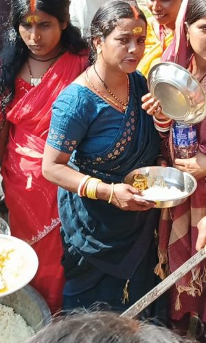 कुम्भ यात्रियों को भोजन वितरण