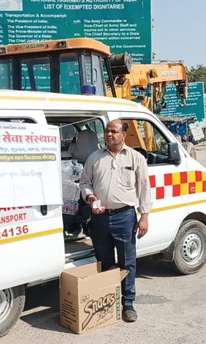कुम्भ यात्रियों को भोजन वितरण