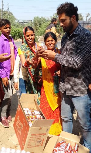 कुम्भ यात्रियों को भोजन वितरण