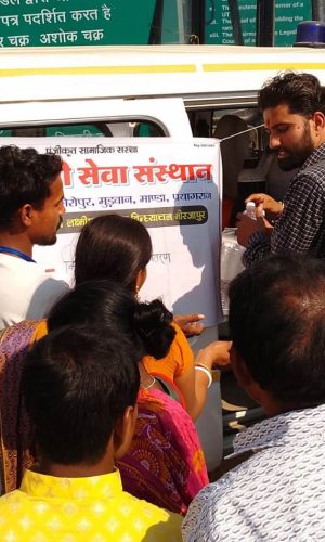 कुम्भ यात्रियों को भोजन वितरण
