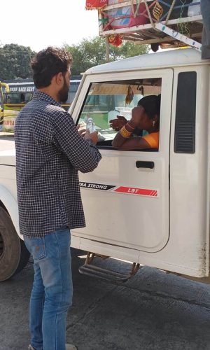 कुम्भ यात्रियों को भोजन वितरण