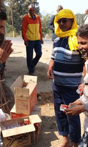 कुम्भ यात्रियों को भोजन वितरण