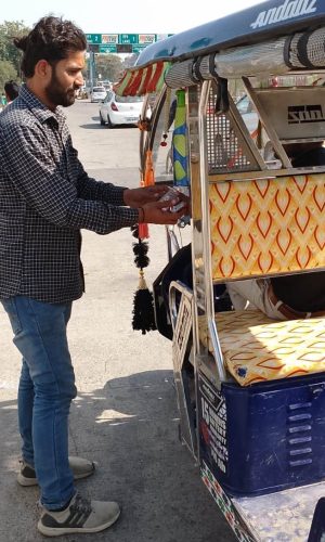 कुम्भ यात्रियों को भोजन वितरण