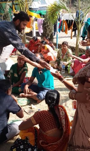 कुम्भ यात्रियों को भोजन वितरण